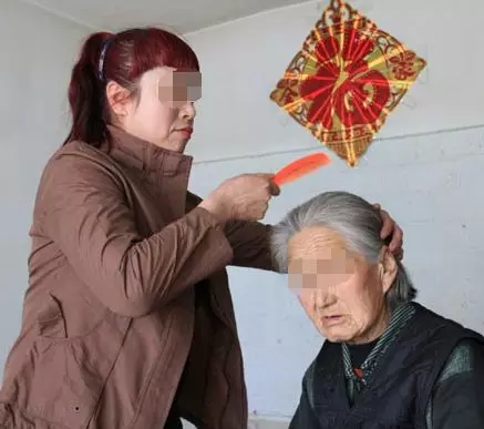 外甥女照顧大姨8年,遺產沒一分卻得了一袋垃圾,打開袋子她蒙了