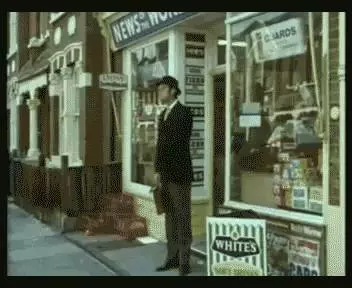 「有GG的人才會秒懂」的17個日常困擾與小確幸#4. 當你在公廁尿尿時,明明別處還有空的小便斗,那人偏要站你旁邊