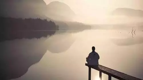 夫妻救一條狼,孩子滿月時被狼叼走,丈夫追了出去給狼磕三個頭