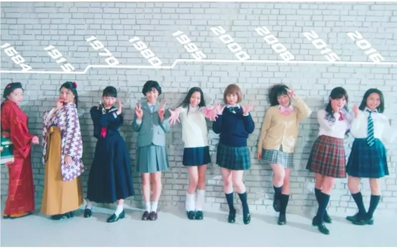 日本女高中生拍照最愛pose重現:「300年前裝可愛歷史回顧」...雙手比YA早就退伍了