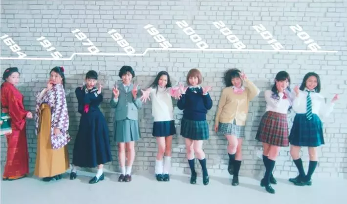 日本女高中生拍照最愛pose重現:「300年前裝可愛歷史回顧」...雙手比YA早就退伍了