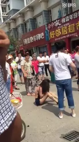 搶人老公下場太慘!「貌美小三1打5」圍起路人牆:不忍直視(影) 復