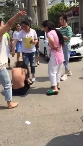 搶人老公下場太慘!「貌美小三1打5」圍起路人牆:不忍直視(影) 復