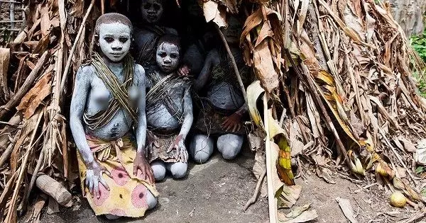 這個古老的「非洲神秘原始部落」女生8歲就生孩子,吃螞蟻過活,平均壽命竟然只有...