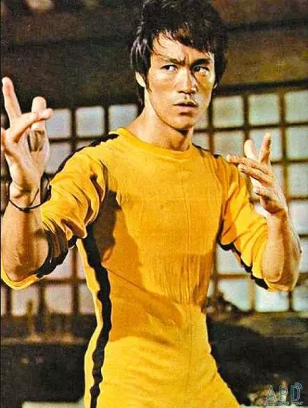 一代功夫巨星李小龍,當年試鏡的影片曝光!只是示範就把老外嚇昏,網友看完大嘆:不愧是真功夫!!!!