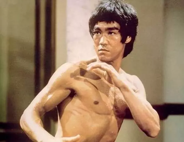 一代功夫巨星李小龍,當年試鏡的影片曝光!只是示範就把老外嚇昏,網友看完大嘆:不愧是真功夫!!!!