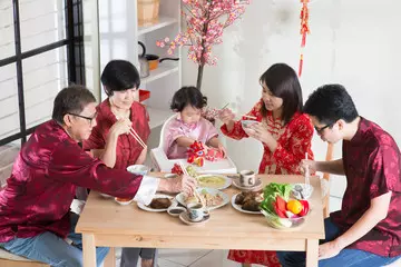 過年沒團圓飯吃?店家在門外貼出「這張公告」網友爆料「這已經是第9年了!」暖哭全網