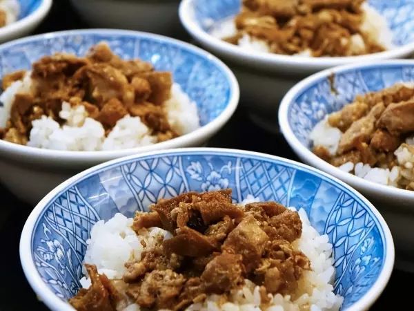 過年沒團圓飯吃?店家在門外貼出「這張公告」網友爆料「這已經是第9年了!」暖哭全網