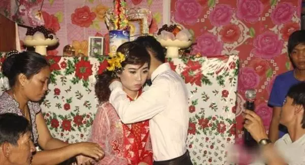 他娶到「美麗的越南新娘」開心地大肆炫耀!事後眼尖親友告誡「照片中有軌」要他千萬要小心!