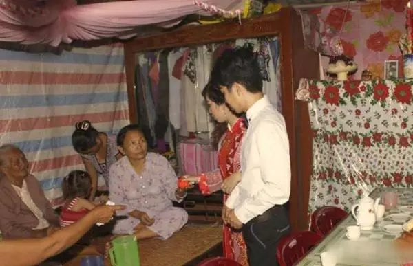 他娶到「美麗的越南新娘」開心地大肆炫耀!事後眼尖親友告誡「照片中有軌」要他千萬要小心!