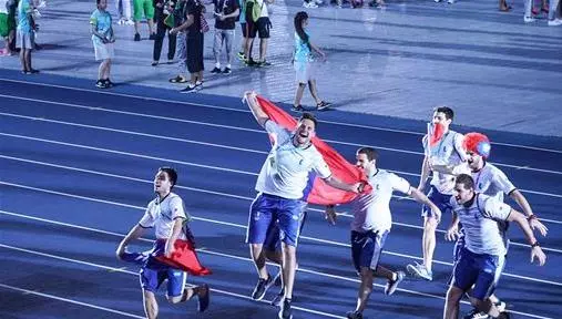 台灣選手閉幕「不能帶國旗」進場,外國選手「超暖心舉動」觀眾爆哭......