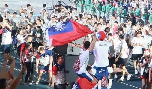 台灣選手閉幕「不能帶國旗」進場,外國選手「超暖心舉動」觀眾爆哭......