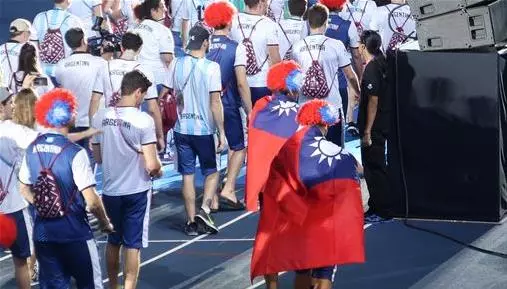 台灣選手閉幕「不能帶國旗」進場,外國選手「超暖心舉動」觀眾爆哭......