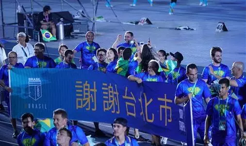 台灣選手閉幕「不能帶國旗」進場,外國選手「超暖心舉動」觀眾爆哭......