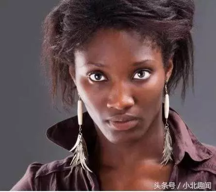 她是「大學女老師」,為真愛嫁黑人遠去非洲!沒想到「3年生下8個孩子」!她哭訴「超後悔」!