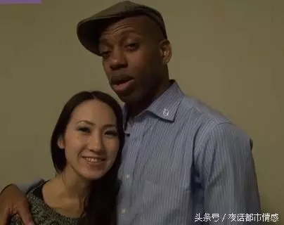 她是「大學女老師」,為真愛嫁黑人遠去非洲!沒想到「3年生下8個孩子」!她哭訴「超後悔」!