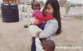 她是「大學女老師」,為真愛嫁黑人遠去非洲!沒想到「3年生下8個孩子」!她哭訴「超後悔」!