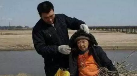 為了嫁給37歲年輕帥哥,71歲老婆婆傾家蕩產「整成年輕少婦」,前後變化太大了.....