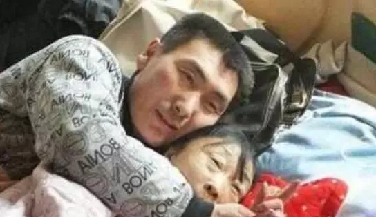 為了嫁給37歲年輕帥哥,71歲老婆婆傾家蕩產「整成年輕少婦」,前後變化太大了.....