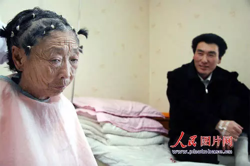 為了嫁給37歲年輕帥哥,71歲老婆婆傾家蕩產「整成年輕少婦」,前後變化太大了.....