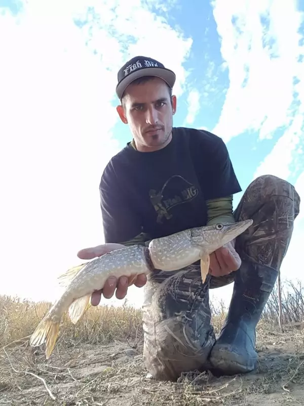他抓到這看似已經「斷成兩截的魚」發現它還活著,再摸一摸卡住牠身體的東西瞬間氣到心痛!