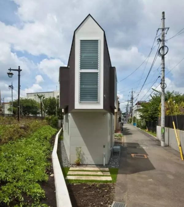 這棟一看就感覺「窄得無法住人」的房子,只要一打開門你就會發現自己錯慘了…!