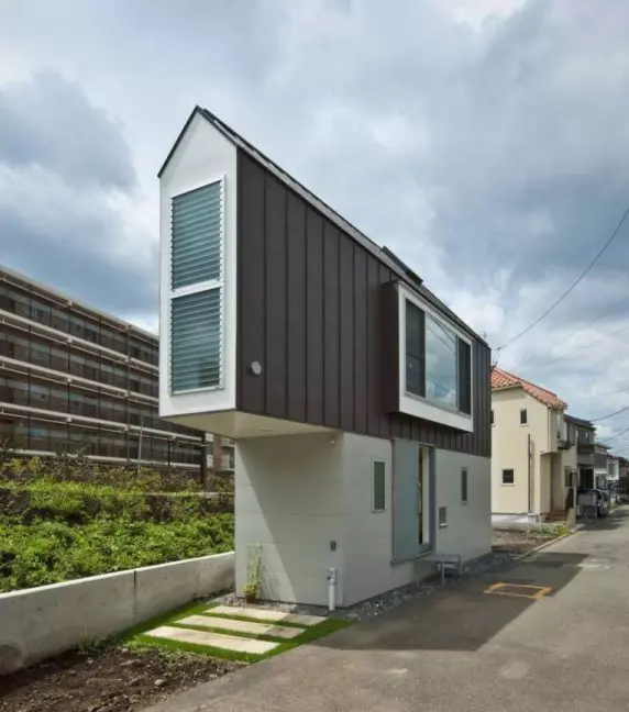 這棟一看就感覺「窄得無法住人」的房子,只要一打開門你就會發現自己錯慘了…!