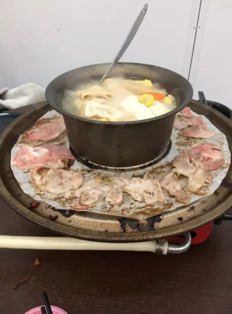 「火烤兩吃始祖」!食材新鮮價格便宜,是5、6年級生的回憶!超值199吃到飽,網友直呼:「好懷念!」