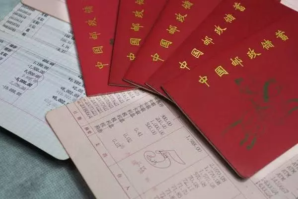 錢是放銀行卡好還是存摺好?銀行員工說漏了嘴,原來這樣最安全
