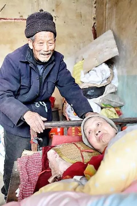 真愛無誤!剛結婚妻子便癱瘓,88歲丈夫「58年來不離不棄」,他承諾:「我會一輩子疼妳!」