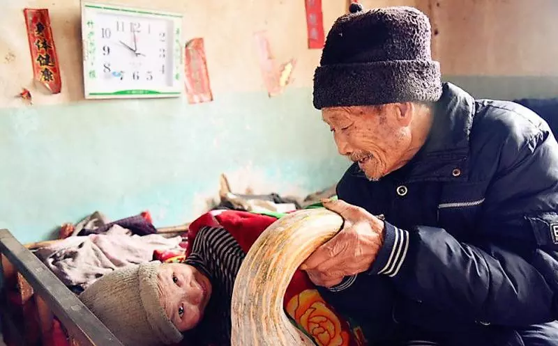 真愛無誤!剛結婚妻子便癱瘓,88歲丈夫「58年來不離不棄」,他承諾:「我會一輩子疼妳!」
