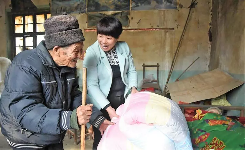真愛無誤!剛結婚妻子便癱瘓,88歲丈夫「58年來不離不棄」,他承諾:「我會一輩子疼妳!」