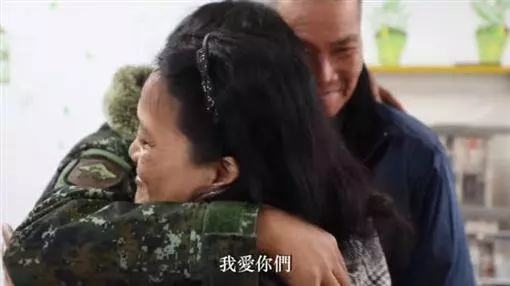 除夕守金門 國軍「宅配母」逼哭少尉