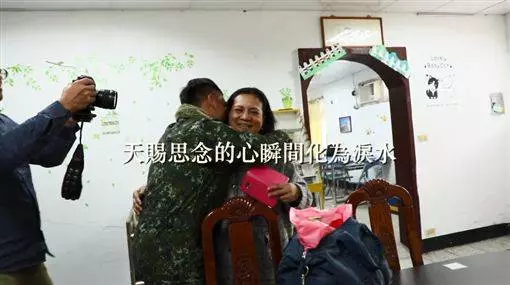 除夕守金門 國軍「宅配母」逼哭少尉