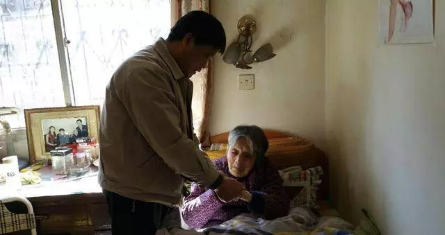 姐出嫁我送輛車,我生孩子她只送箱紙尿布,打開拿來用我熱淚盈眶