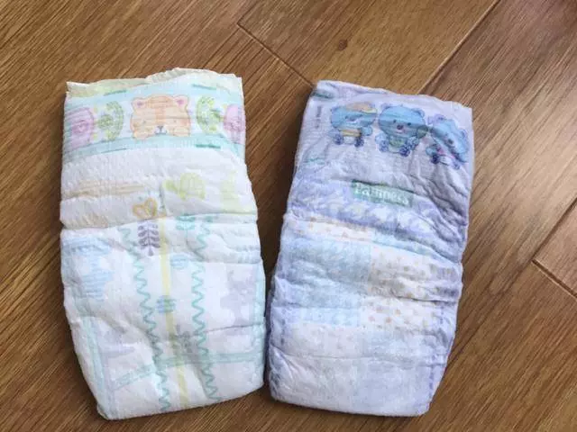 姐出嫁我送輛車,我生孩子她只送箱紙尿布,打開拿來用我熱淚盈眶