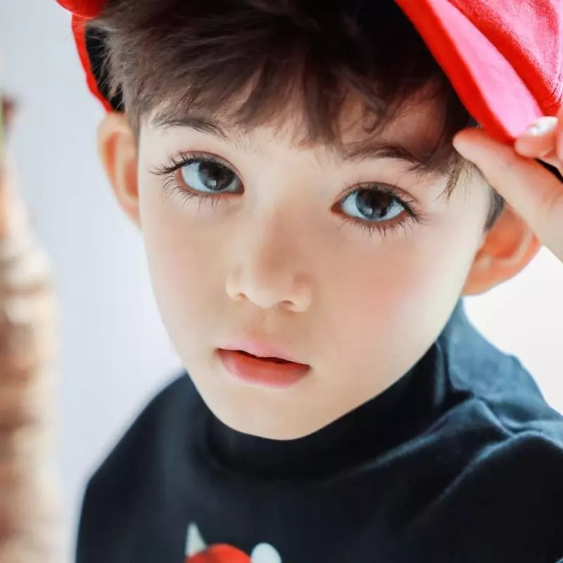 5歲混血弟「深邃大眼讓姐姐們暴動」,親姊姊一出場直接讓你想重建基因