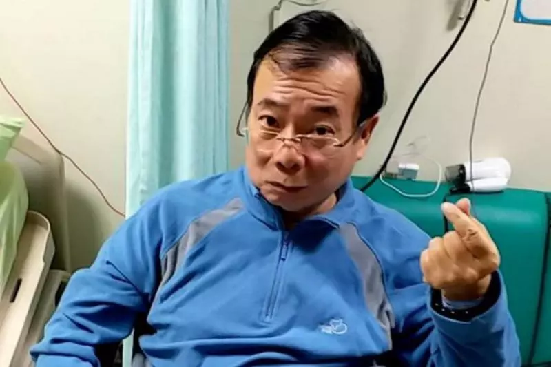 住院一個月!廖峻兒子哽咽喊:「爸爸過年無法回家」 蠟燭兩頭燒「曝最新病況」:真的笑不出來!
