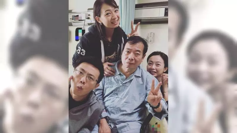 住院一個月!廖峻兒子哽咽喊:「爸爸過年無法回家」 蠟燭兩頭燒「曝最新病況」:真的笑不出來!