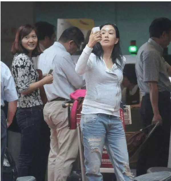 近50歲的鐘麗緹素顏曝光,嬸樣畢露,肚子大得可怕!網友:老公怎麼敢要!