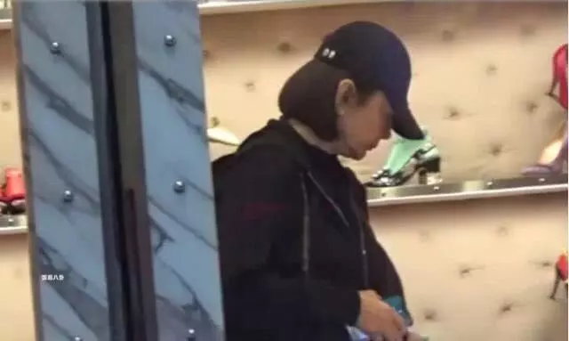 64歲林青霞被傳再婚後,現身商場血拚,爆肥到完全認不出!