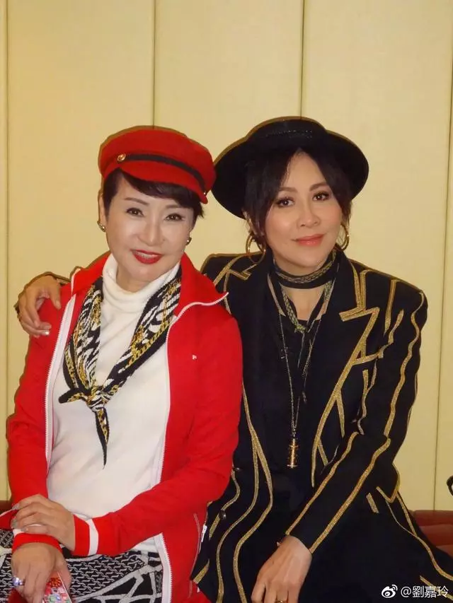 劉嘉玲曬與謝霆鋒媽媽合影,網友:68歲狄波拉看著比52歲劉嘉玲還年輕!
