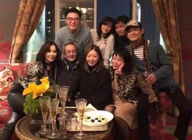 劉嘉玲曬與謝霆鋒媽媽合影,網友:68歲狄波拉看著比52歲劉嘉玲還年輕!