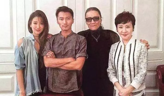劉嘉玲曬與謝霆鋒媽媽合影,網友:68歲狄波拉看著比52歲劉嘉玲還年輕!