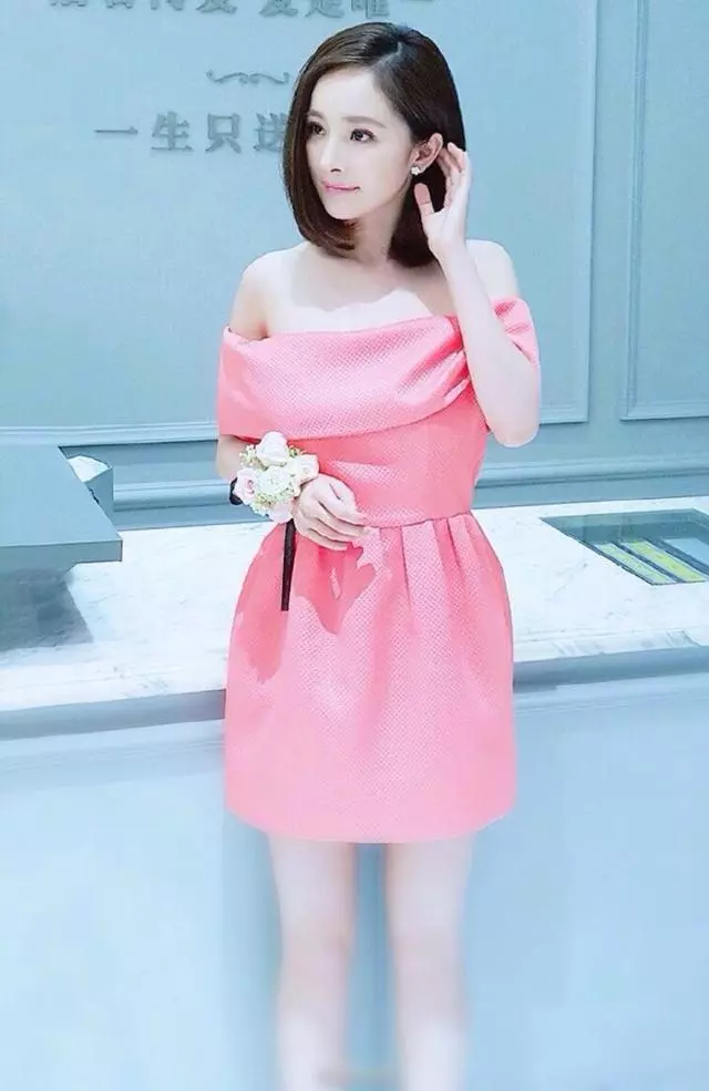 6位女星的小粉裙,趙麗穎甜美,baby少女,但都輸給了她!