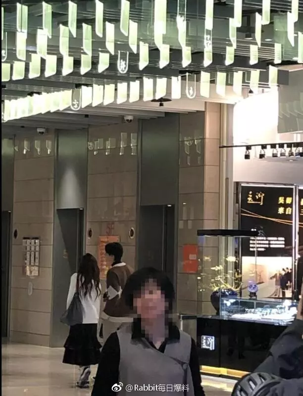 單身3年終開花!Selina被直擊「約會高帥男」甜依偎放閃 男方暖心提包「把她寵成小公主」❤