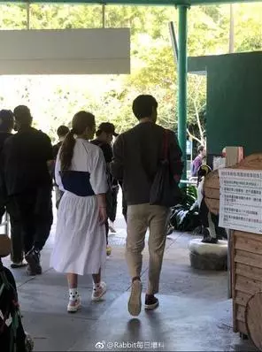 單身3年終開花!Selina被直擊「約會高帥男」甜依偎放閃 男方暖心提包「把她寵成小公主」❤