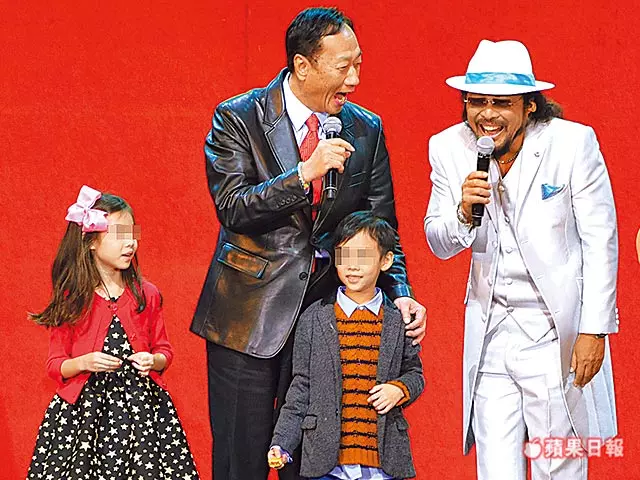 給郭台銘驚喜!曾馨瑩「帶3個孩子首度表演」 現身尾牙「可愛唱跳學貓叫」讓他眼眶泛淚