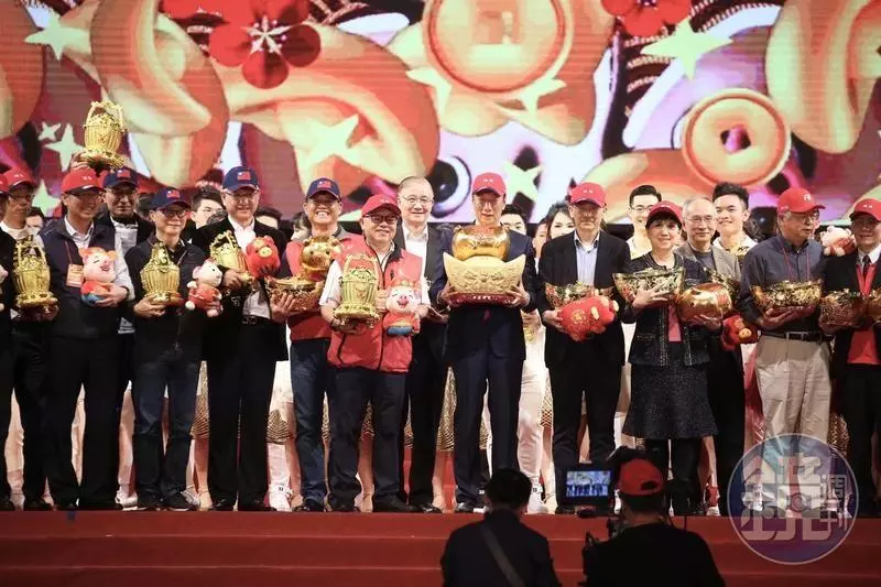 給郭台銘驚喜!曾馨瑩「帶3個孩子首度表演」 現身尾牙「可愛唱跳學貓叫」讓他眼眶泛淚