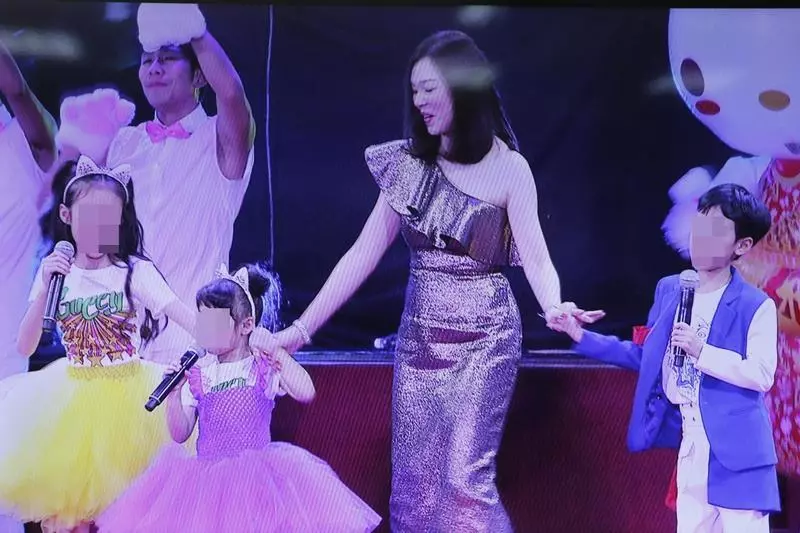 給郭台銘驚喜!曾馨瑩「帶3個孩子首度表演」 現身尾牙「可愛唱跳學貓叫」讓他眼眶泛淚
